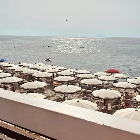 게스트하우스 La Perla Del Tirreno 2 4*